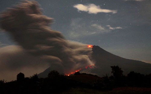 Núi lửa Sinabung ở Indonesia tiếp tục phun trào gây nhiều thiệt hại